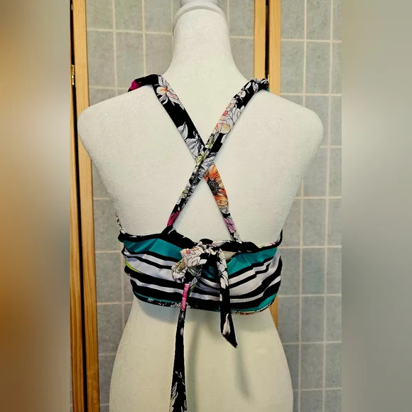 Torrid Floral Or Striped Reversible Bikini Top - Size 2 - Picture 6 of 6